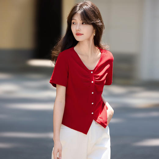 【周四狂欢价】熙世界褶皱粉色正肩t恤女设计感2025夏装新款洋气减龄短袖V领上衣 商品图3