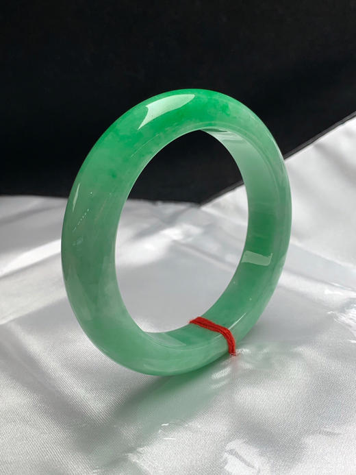 620012，56圈口，满绿正圈平安镯，阳绿底飘辣绿色，整体颜色浓郁，底子细腻 商品图1