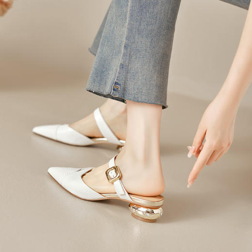 【预售5天】真皮包头后空一字带粗跟凉拖女夏季新款尖头中跟外穿女鞋透气凉鞋MBJR&6910 商品图1