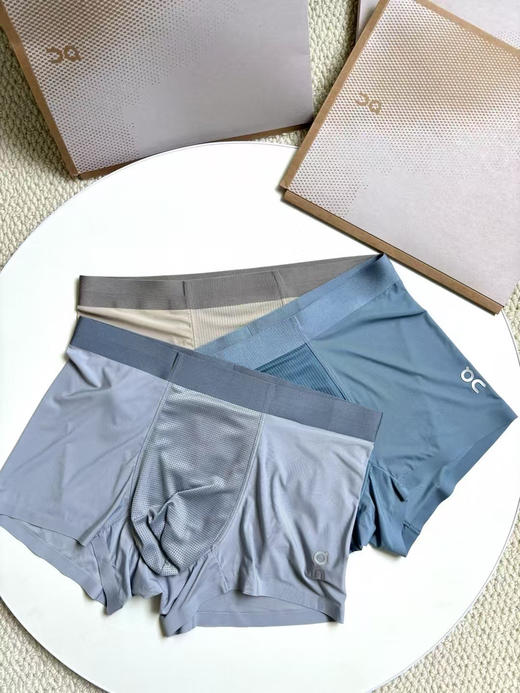 原单正品昂跑冰丝内裤，透气凉爽 尤其适合夏天穿着。采用凉爽又亲肤的牛奶冰丝面料，丝滑垂顺的质感就像第二层皮肤，贴身穿丝毫不会闷热
尺码 L XL XXL XXXL
全部原包装，一盒三条装 商品图3