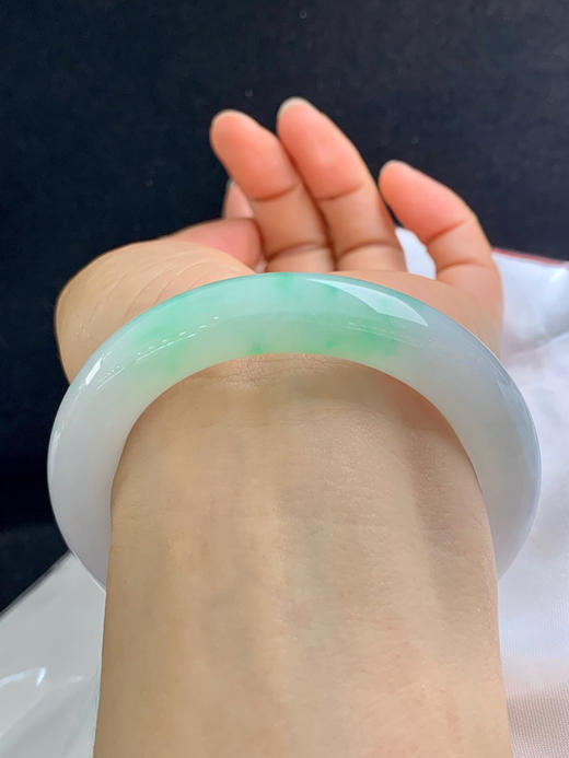 620011，54.8圈口，糯冰飘绿圆条福镯，白底飘甜绿花，带招财洒金点，种老水足，水润 商品图4