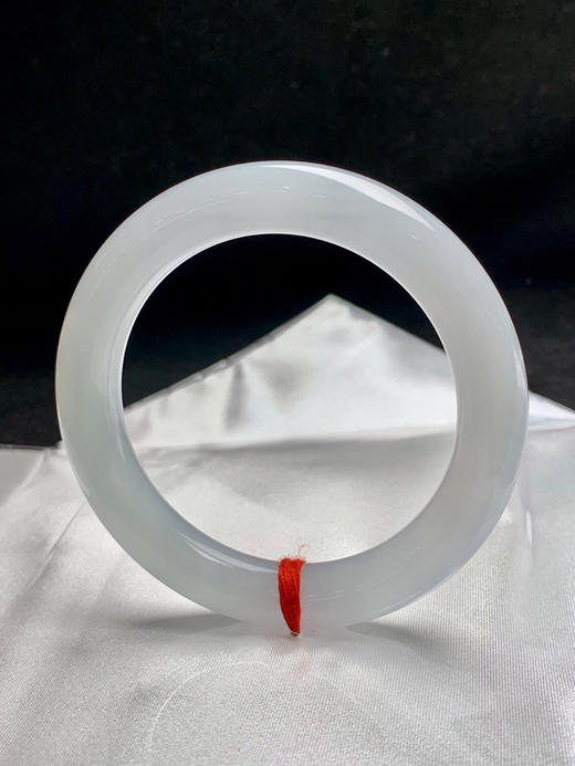 620008，56圈口，糯化白月光圆条，淡晴底色，整体偏白接近白月光，底子细润水头好，干净 商品图3