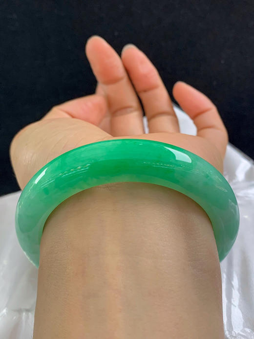 620012，56圈口，满绿正圈平安镯，阳绿底飘辣绿色，整体颜色浓郁，底子细腻 商品图4