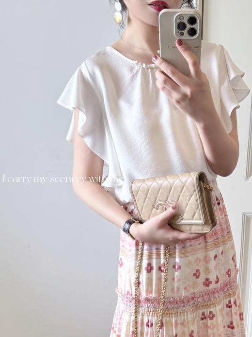 随身携带我的风景｜手工缝制珍珠与贝壳装饰 如项链一般 100%高级醋酸面料 优美蝴蝶袖衬衫 杏色 商品图0