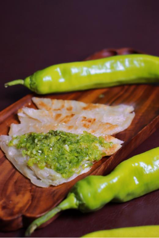 【粮全其美 鲜椒贡菜酱香饼3包】上新啦 🔥青椒+贡菜的灵魂搭配，太对味！👅 ✅鲜椒贡菜✅辣爽鲜香✅鲜而不咸~ 鲜咸适中👌辣不刺喉😍 商品图3