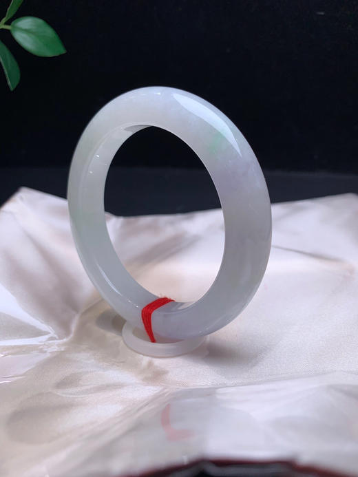 612999，57.8 淡紫飘绿手镯，整体底子均匀细腻，俗称 春彩，飘点绿带点紫 商品图1