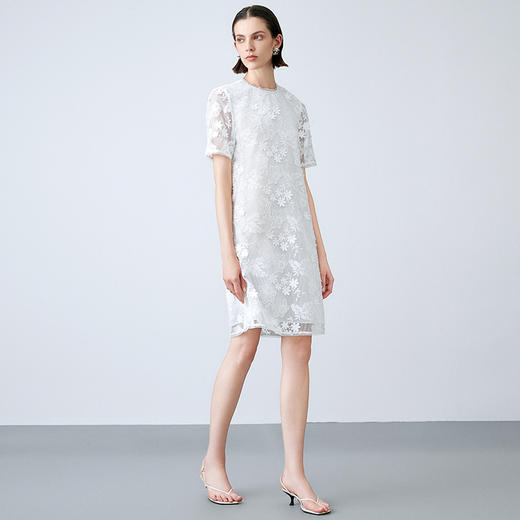 EITIE爱特爱夏季新款时尚显瘦镂空绣花白色连衣裙7807563 商品图3