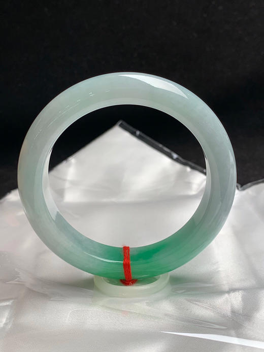 620010，57.8圈口，糯化飘绿正圈平安镯，淡蓝底飘一截阳绿色，糯化有水，色阳，底子细润 商品图3