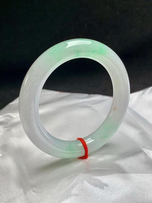 620011，54.8圈口，糯冰飘绿圆条福镯，白底飘甜绿花，带招财洒金点，种老水足，水润 商品图1