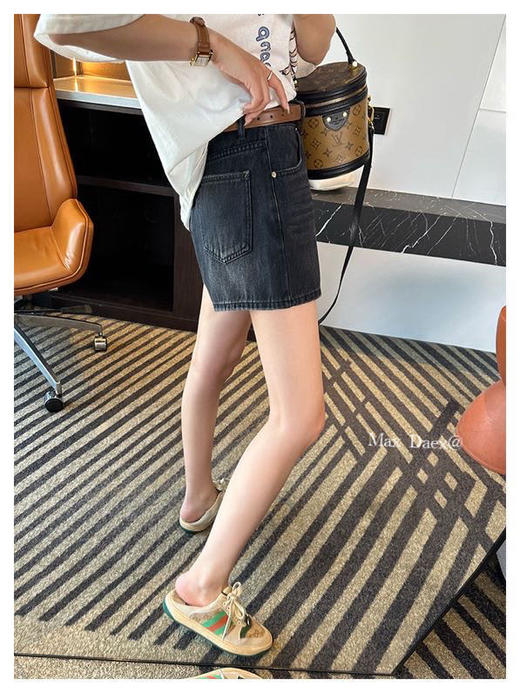 【Max Daex®高腰开叉牛仔短裤】炭灰/复古蓝双色入，高腰开衩设计 ，秒变夏日腿精! 独特双侧开衩剪裁，视觉拉长腿部线条，小个子也能穿出大长腿! 商品图4