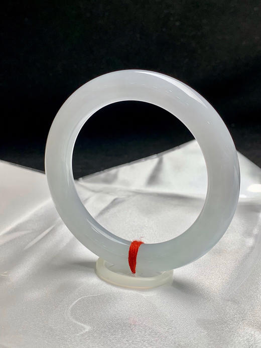 620008，56圈口，糯化白月光圆条，淡晴底色，整体偏白接近白月光，底子细润水头好，干净 商品图2