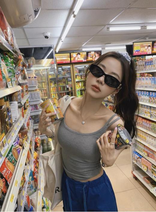 【弹力设计带胸垫吊带】🥇 ✅ 定制八孔胸垫，固定杯透气不闷热 ✅ 棉+氨纶的配比 ！超裸感舒适 ✅ #吊带背心#带胸垫背心#超值必入 🍹 超多色选择 ！ 商品图3