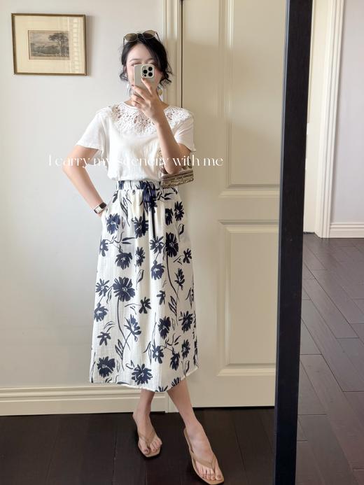 生活闪闪发光｜高级真丝与人丝交织面料 后裙摆开衩设计 全腰松紧半身裙 杏底蓝花 商品图2