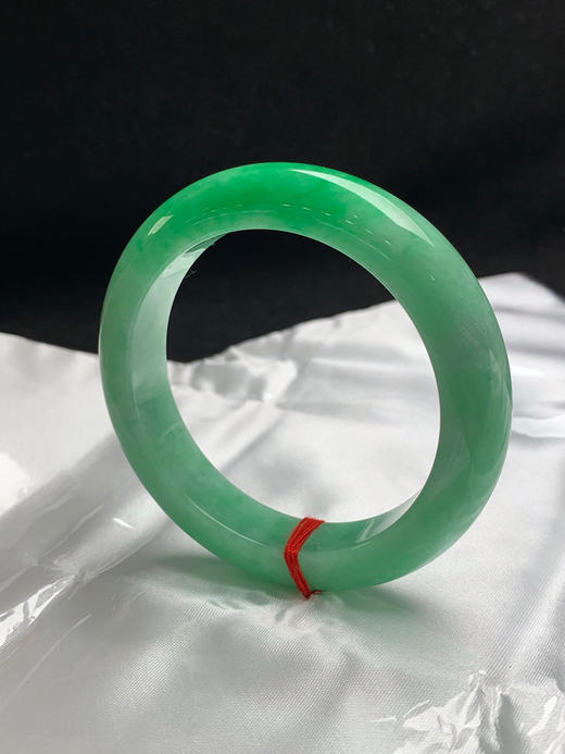 620012，56圈口，满绿正圈平安镯，阳绿底飘辣绿色，整体颜色浓郁，底子细腻 商品图2