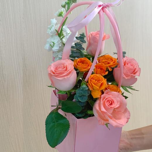  【守护暖光花礼】 新鲜鲜花花束 （戴安娜玫瑰4+紫罗兰1枝+配花）可备注送货时间 商品图0