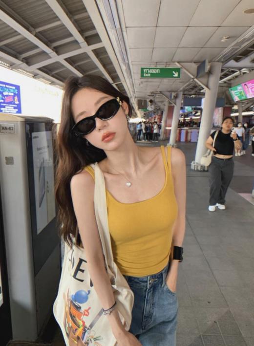 【弹力设计带胸垫吊带】🥇 ✅ 定制八孔胸垫，固定杯透气不闷热 ✅ 棉+氨纶的配比 ！超裸感舒适 ✅ #吊带背心#带胸垫背心#超值必入 🍹 超多色选择 ！ 商品图4