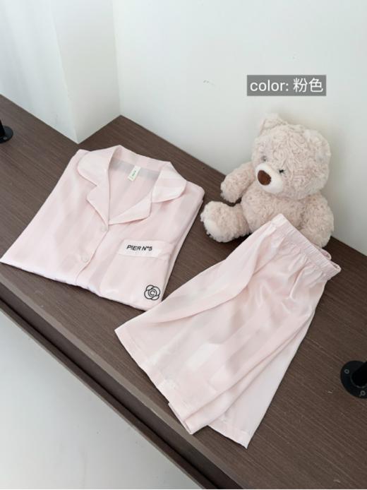 ❤️【草本初色 山茶花N°5香氛家居服26503款-女款】☺️本期chao爱的情侣款冰丝家居服来啦！ 采用质感上乘的冰丝面料✨ 如丝绸般顺滑亲肤，😎轻触肌肤时，带来细腻柔和的触感 商品图1