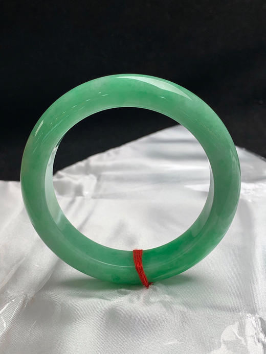 620012，56圈口，满绿正圈平安镯，阳绿底飘辣绿色，整体颜色浓郁，底子细腻 商品图3