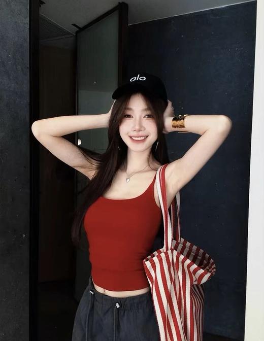 【TAQIMEI 夏日多巴胺七色带胸垫吊带】🥇 ✅ 定制八孔胸垫，固定杯透气不闷热 ✅ 棉+氨纶的配比 ！超裸感舒适 ✅ #吊带背心#带胸垫背心#超值必入 🍹 超多色选择 ！ 商品图5