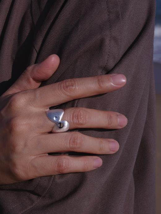 TINOM｜'010324-2 Concha 蝶纹开口戒指 [ 拉丝银 ] 商品图0