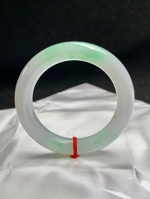 620011，54.8圈口，糯冰飘绿圆条福镯，白底飘甜绿花，带招财洒金点，种老水足，水润 商品图0