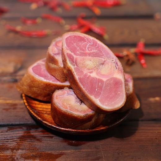 【肉食精选】湖北恩施土家腊猪蹄 皮琥珀透亮 脂若凝脂润泽 肉藏烟熏沉香 古法工艺 松柏枝+橘皮慢熏60天 弹糯鲜3重口感 不会肥腻爽口 商品图2