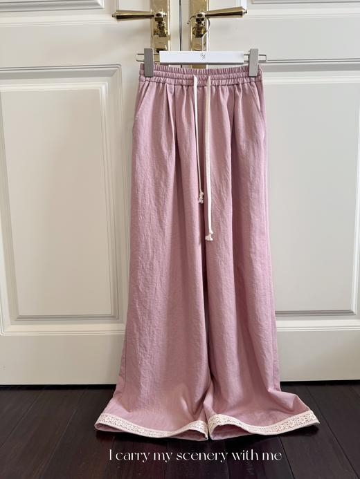 随身携带我的风景｜裤脚精致蕾丝点缀 富有肌理感的人丝锦纶混纺面料 全腰松紧设计 长裤 豆沙粉 商品图3
