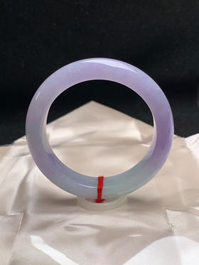 620009，56.8圈口，糯化紫罗兰正圈平安镯，浓紫底带一截淡绿，春彩色系，种老水足，底子细腻