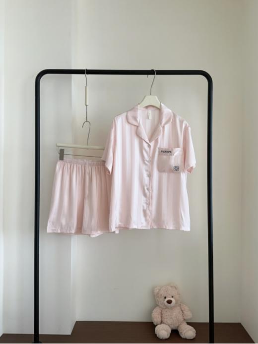 ❤️【草本初色 山茶花N°5香氛家居服26503款-女款】☺️本期chao爱的情侣款冰丝家居服来啦！ 采用质感上乘的冰丝面料✨ 如丝绸般顺滑亲肤，😎轻触肌肤时，带来细腻柔和的触感 商品图2