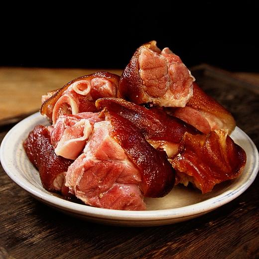 【肉食精选】湖北恩施土家腊猪蹄 皮琥珀透亮 脂若凝脂润泽 肉藏烟熏沉香 古法工艺 松柏枝+橘皮慢熏60天 弹糯鲜3重口感 不会肥腻爽口 商品图1