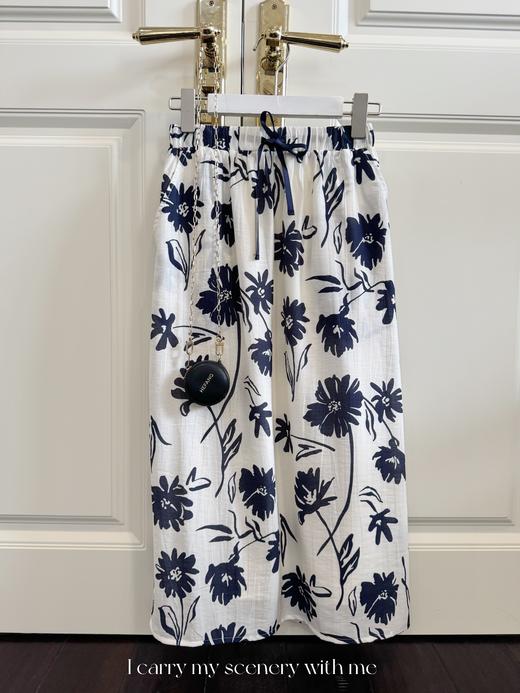 生活闪闪发光｜高级真丝与人丝交织面料 后裙摆开衩设计 全腰松紧半身裙 杏底蓝花 商品图4