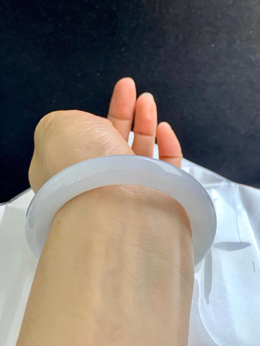 620008，56圈口，糯化白月光圆条，淡晴底色，整体偏白接近白月光，底子细润水头好，干净 商品图5