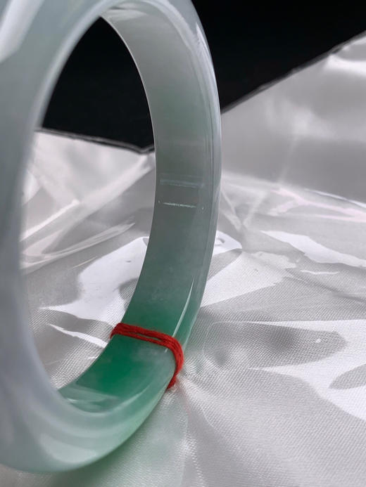 620010，57.8圈口，糯化飘绿正圈平安镯，淡蓝底飘一截阳绿色，糯化有水，色阳，底子细润 商品图4