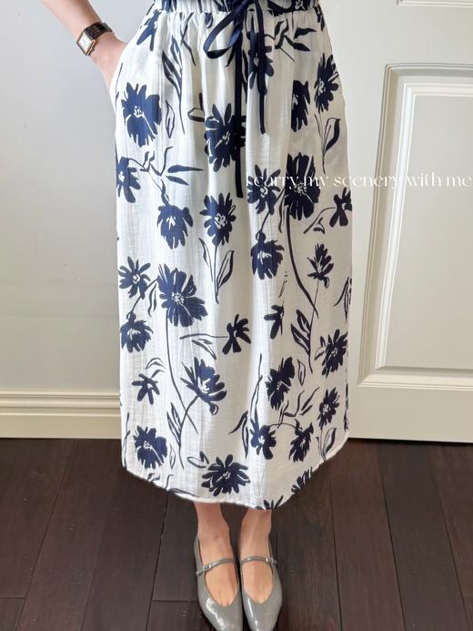 生活闪闪发光｜高级真丝与人丝交织面料 后裙摆开衩设计 全腰松紧半身裙 杏底蓝花 商品图0