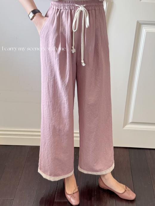 随身携带我的风景｜裤脚精致蕾丝点缀 富有肌理感的人丝锦纶混纺面料 全腰松紧设计 长裤 豆沙粉 商品图0