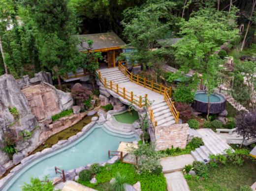 【花水湾豪生温泉大酒店】周五不加价，除7、8月其他周末不加价
🏞️夏日山野，宝藏避暑地
💦清凉氧吧，泡泉耍水 商品图5