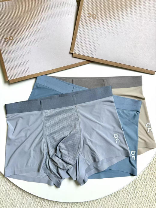 原单正品昂跑冰丝内裤，透气凉爽 尤其适合夏天穿着。采用凉爽又亲肤的牛奶冰丝面料，丝滑垂顺的质感就像第二层皮肤，贴身穿丝毫不会闷热
尺码 L XL XXL XXXL
全部原包装，一盒三条装 商品图0