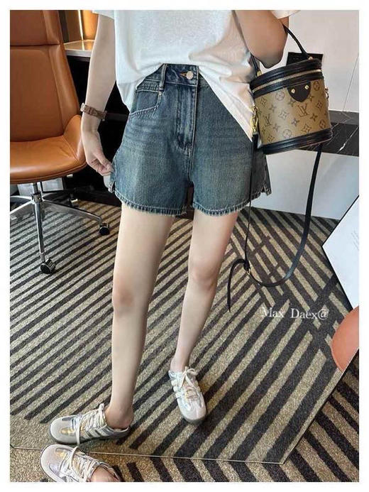 【Max Daex®高腰开叉牛仔短裤】炭灰/复古蓝双色入，高腰开衩设计 ，秒变夏日腿精! 独特双侧开衩剪裁，视觉拉长腿部线条，小个子也能穿出大长腿! 商品图3