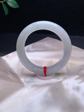 612999，57.8 淡紫飘绿手镯，整体底子均匀细腻，俗称 春彩，飘点绿带点紫