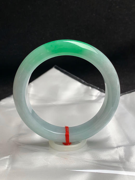 620010，57.8圈口，糯化飘绿正圈平安镯，淡蓝底飘一截阳绿色，糯化有水，色阳，底子细润 商品图0