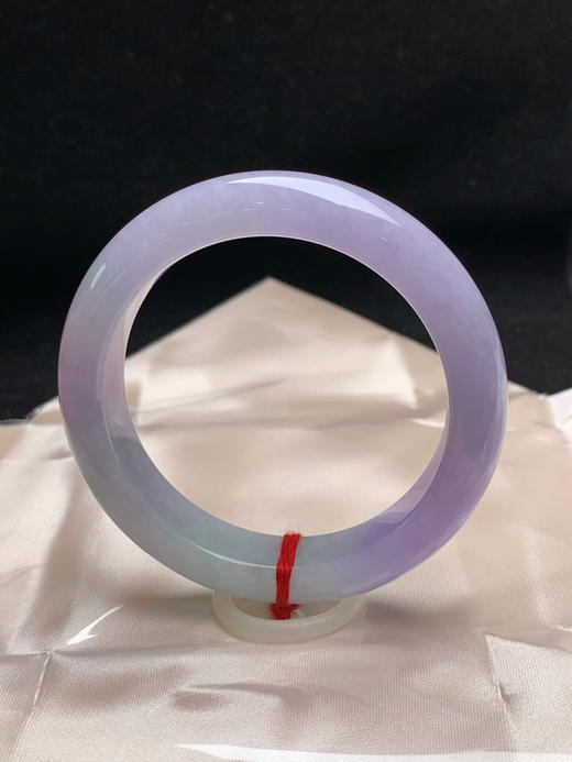 620009，56.8圈口，糯化紫罗兰正圈平安镯，浓紫底带一截淡绿，春彩色系，种老水足，底子细腻 商品图2