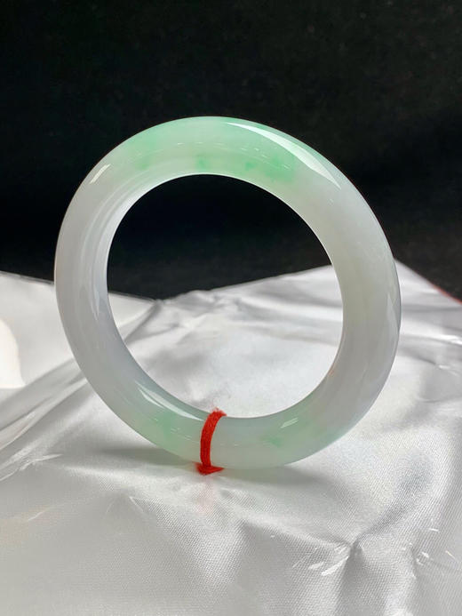 620011，54.8圈口，糯冰飘绿圆条福镯，白底飘甜绿花，带招财洒金点，种老水足，水润 商品图2