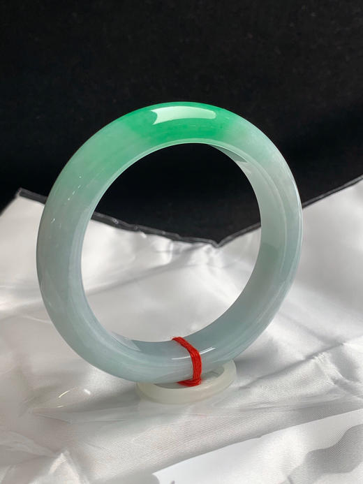 620010，57.8圈口，糯化飘绿正圈平安镯，淡蓝底飘一截阳绿色，糯化有水，色阳，底子细润 商品图1