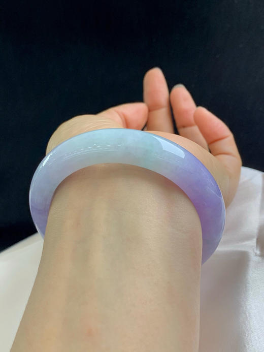 620009，56.8圈口，糯化紫罗兰正圈平安镯，浓紫底带一截淡绿，春彩色系，种老水足，底子细腻 商品图5