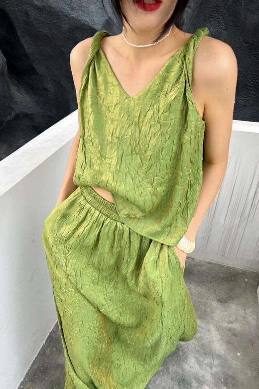 SIA SAYLOR 高级感褶皱珠光背心半裙套装 18666 商品图2