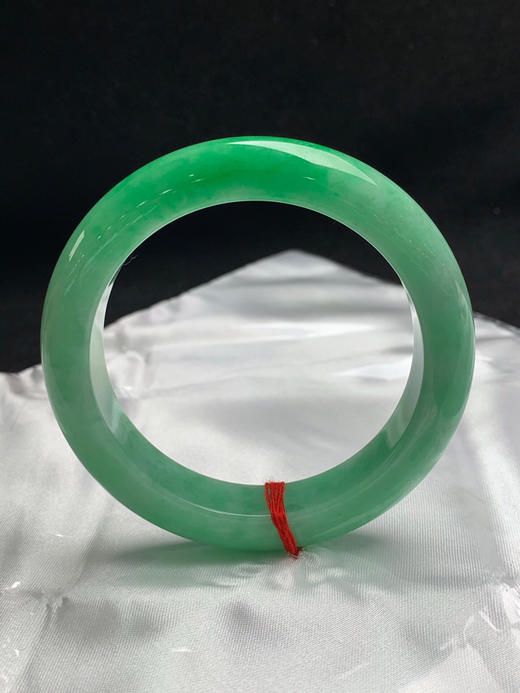 620012，56圈口，满绿正圈平安镯，阳绿底飘辣绿色，整体颜色浓郁，底子细腻 商品图0
