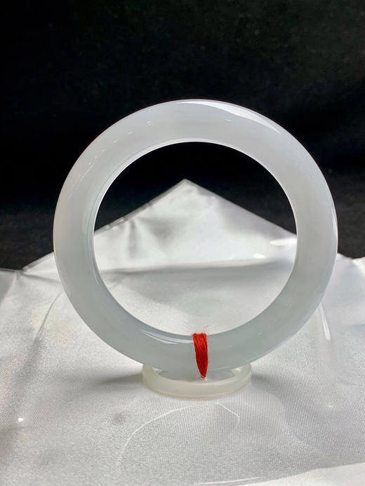 620008，56圈口，糯化白月光圆条，淡晴底色，整体偏白接近白月光，底子细润水头好，干净 商品图0