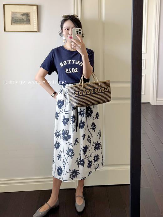 生活闪闪发光｜高级真丝与人丝交织面料 后裙摆开衩设计 全腰松紧半身裙 杏底蓝花 商品图1