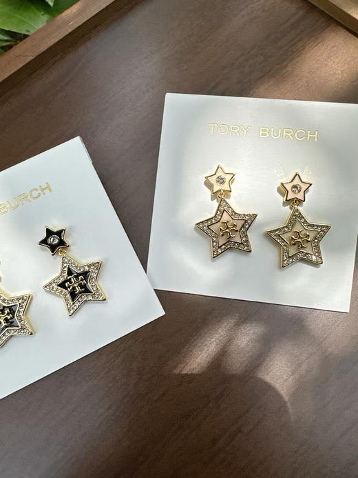 原单正品 TB密镶水钻五角星耳钉，一共是两个颜色哈，黑色和玉色 。材质:金属黄铜镀金➕进口水钻➕珐琅滴油
耳针采用防过敏医用钢针，硬度也较高
简易包装 商品图4