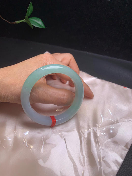 620019，54.8 冰甜绿手镯，大半圈带甜绿底，清新冰润，底子细细的 商品图5